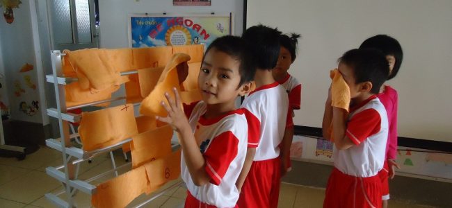 Bạn đã biết rửa mặt đúng cách cho trẻ mầm non chưa?