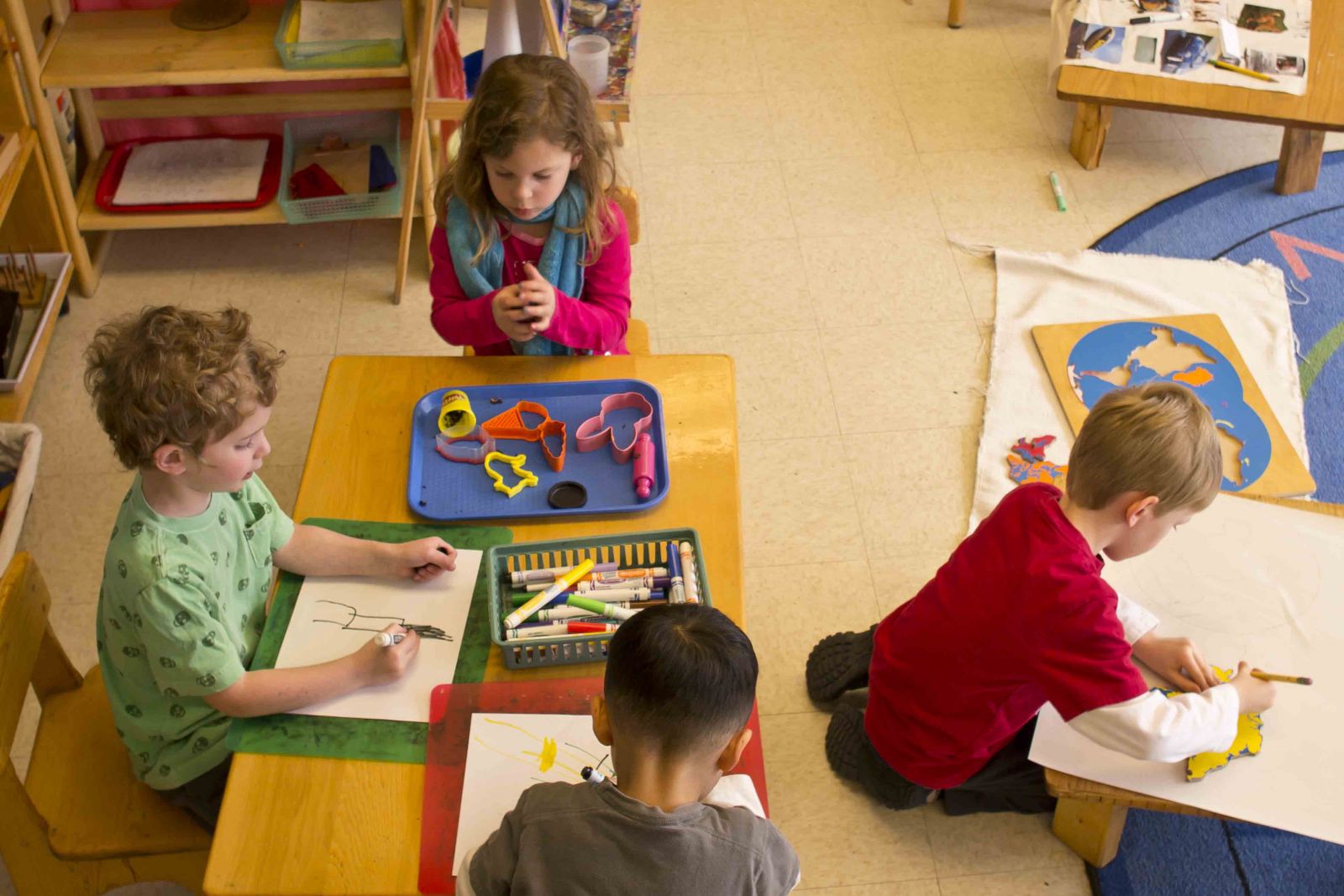 Phân biệt phương pháp Montessori với phương pháp học truyền thống