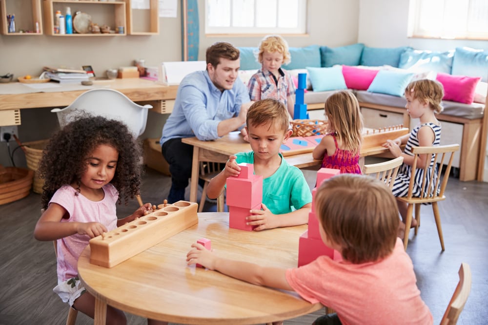 Phân biệt phương pháp Montessori với phương pháp học truyền thống